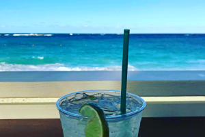 Drink og utsikt til en vakker strand