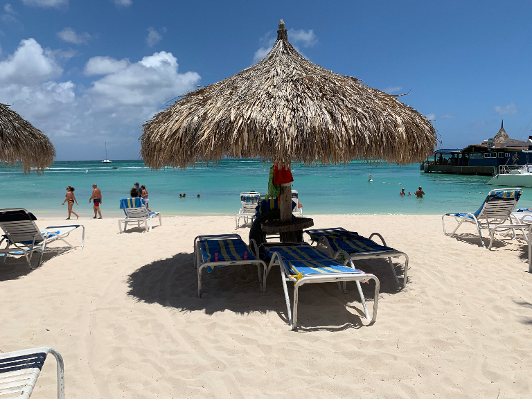 Bilde av en strand på Aruba, som vi vanket på.