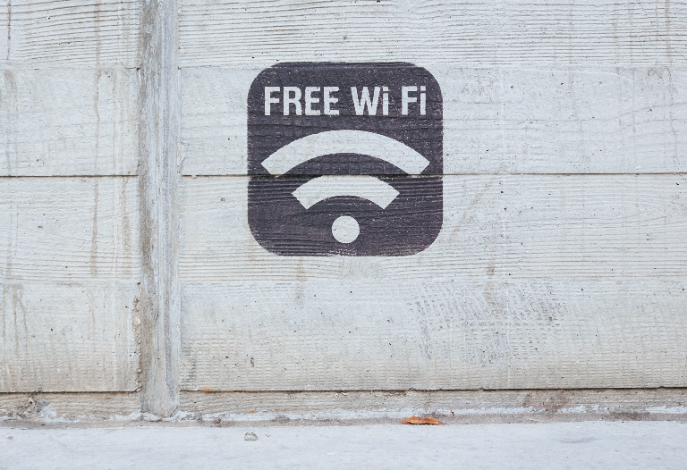 Bilde av skilt med teksten "free wifi"