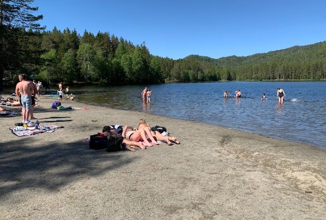 Enkelt og grei strand, og langgrunt vann ved Burudvann.