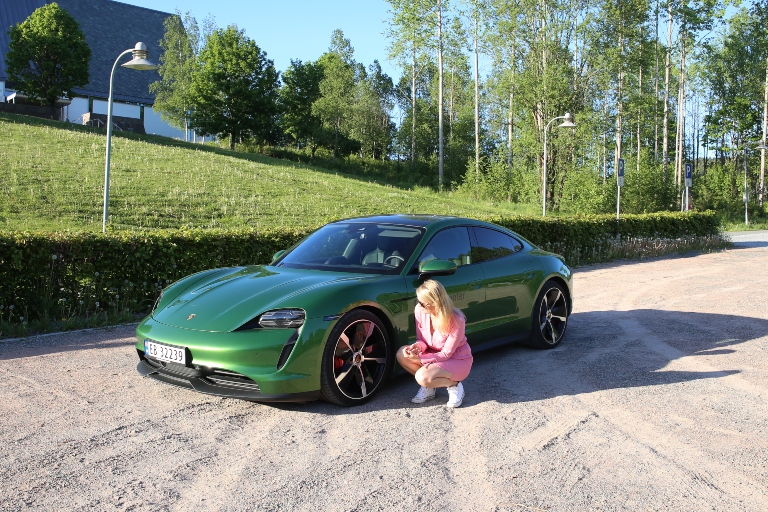 Grønn Porsche Taycan avbildet fra siden.