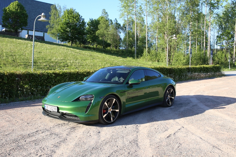 Grønn Porsche Taycan