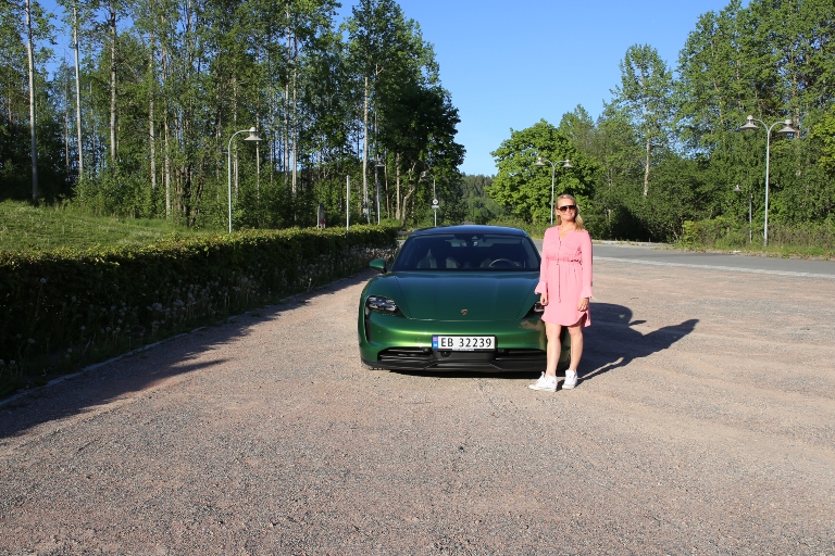 Her er bilen med en rosa linselus. Jeg måtte så klart dokumentere meg selv inn i dette.