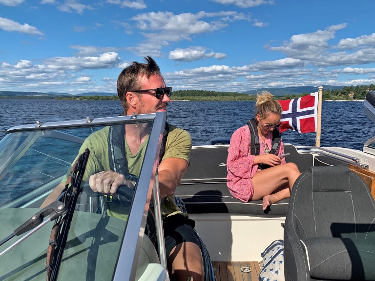 Vi drar til Onsakervika strand i båten til disse to - Karianne og Andreas. Fininger de også <3