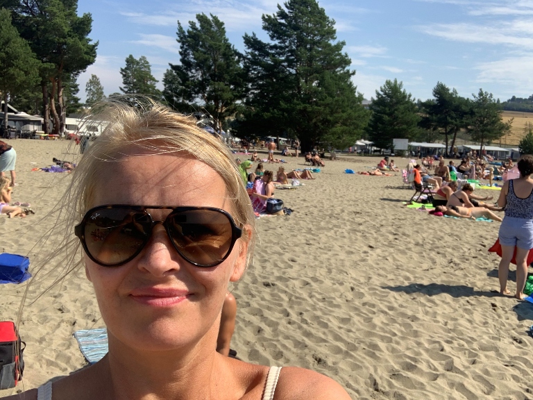 Her har Yvonne tatt en selfie på Onsakervika strand, med solbriller og greier.