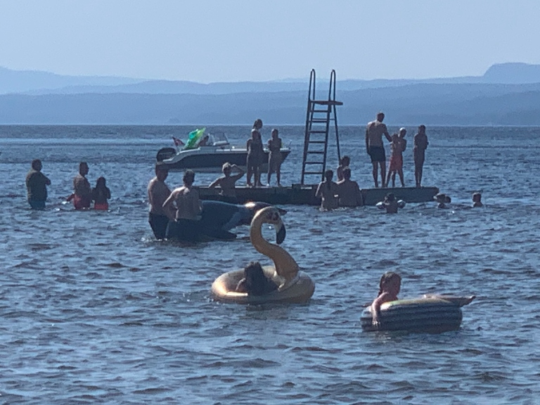 Badebrygge med et lite stupetårn. Gotta love it!