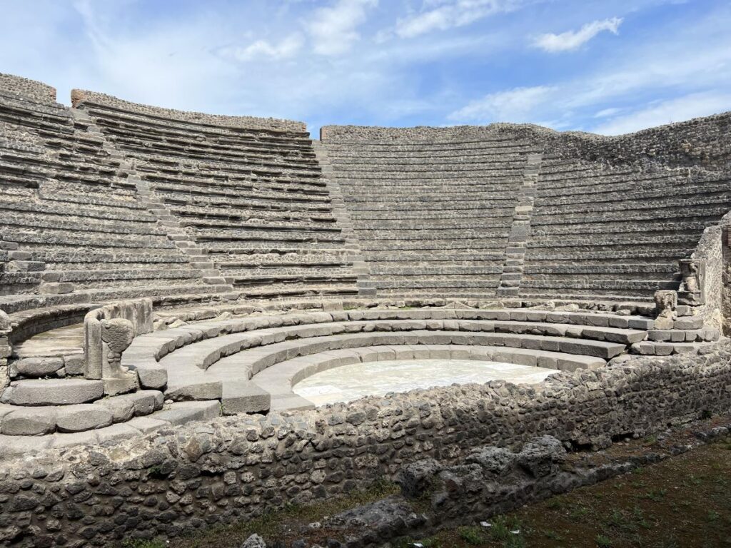 Dette er ett av flere amfi-teater. Pompeii er et must om du skal på weekend-tur (og uansett ferie) til Napoli.