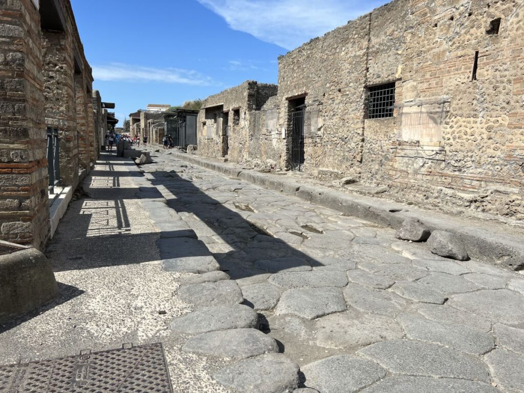 En av gatene i Pompeii, som er gravd frem.