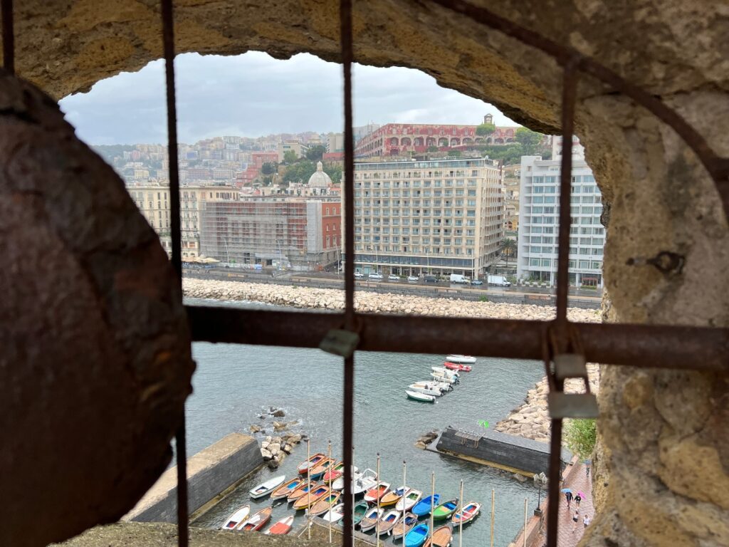 Weekend-tur i Napoli: Vi har her gått til toppen av fortet, og ser rett på hotellet hvor vi bodde.