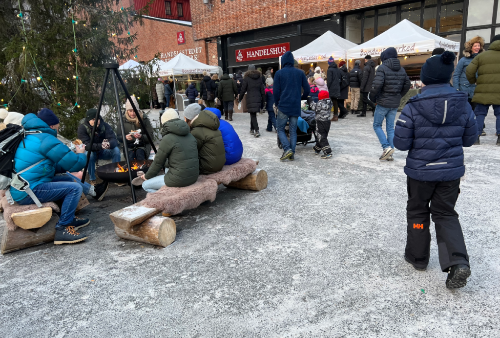 En av flere bålpanner med sitteplasser rundt.