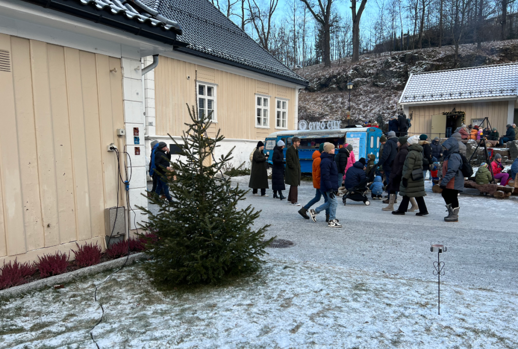 En del av Bærums Verk, med juletre i front.