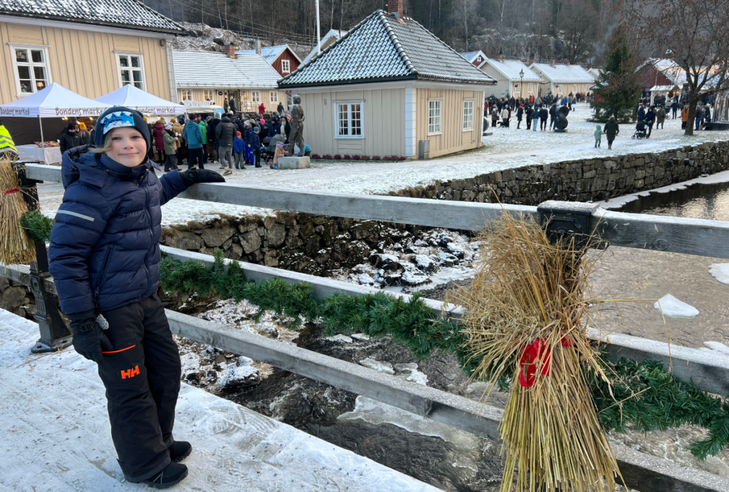 Leander står på en av broene på Bærums Verk.