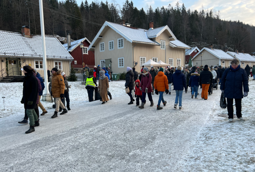 Gågaten på Bærums Verk, og mengder med folk.