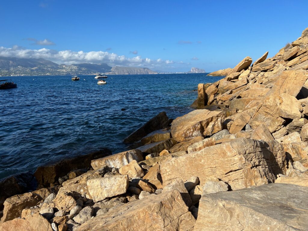 Vi har gått ned til stranden i den lille bukten hvor det seilbåter ofte legger til. Det ser fint ut å bade fra avstand, men på tett hold virker det skummelt.